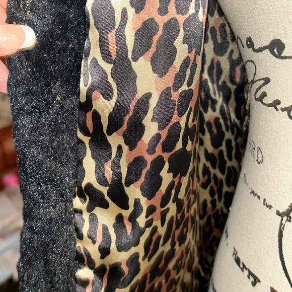 Super comfy Faux Fur Vest w/gold sequin flecks throughout. Lined sleekly - Picture 5 of 14